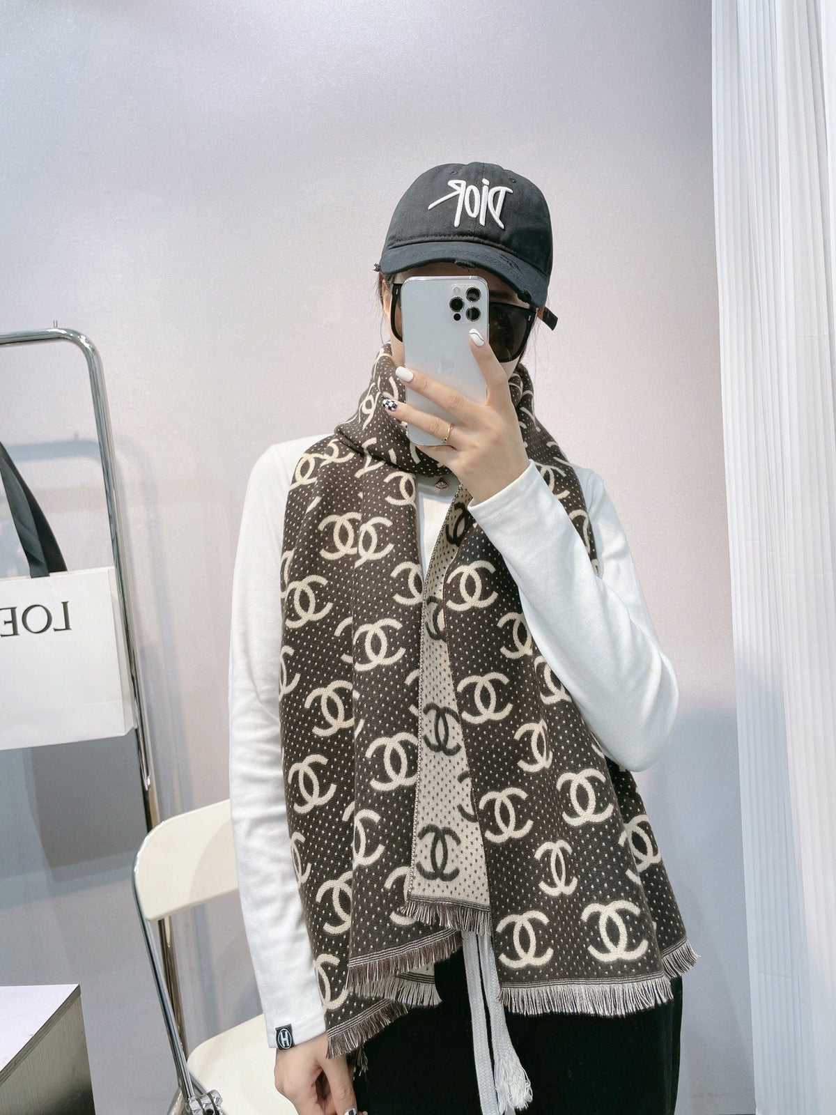 Temperament Logo Jacquard Schal mit kleiner fransiger Kante