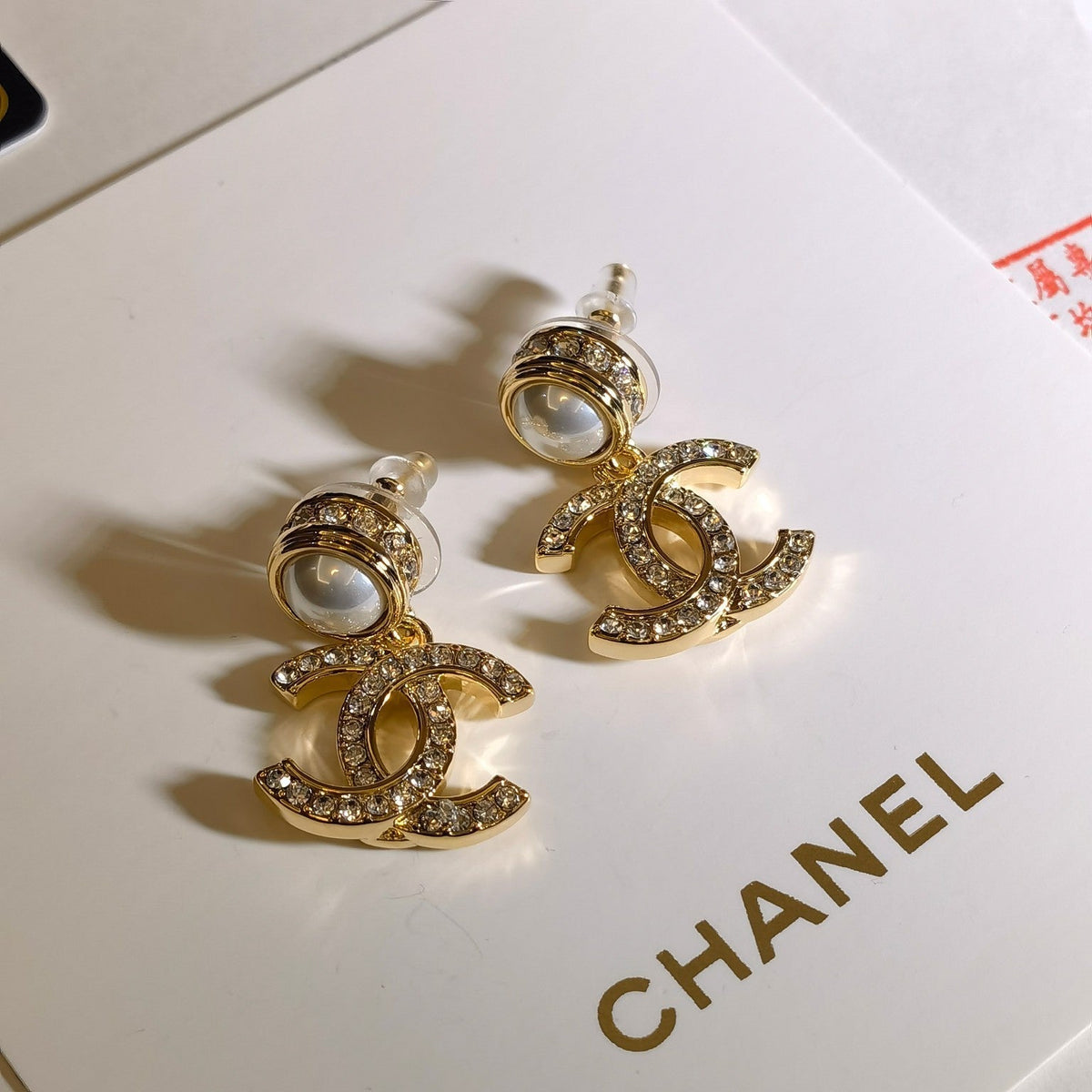 Glitzernde klassische Perlen- und Diamantohrringe
