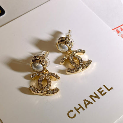 Glitzernde klassische Perlen- und Diamantohrringe