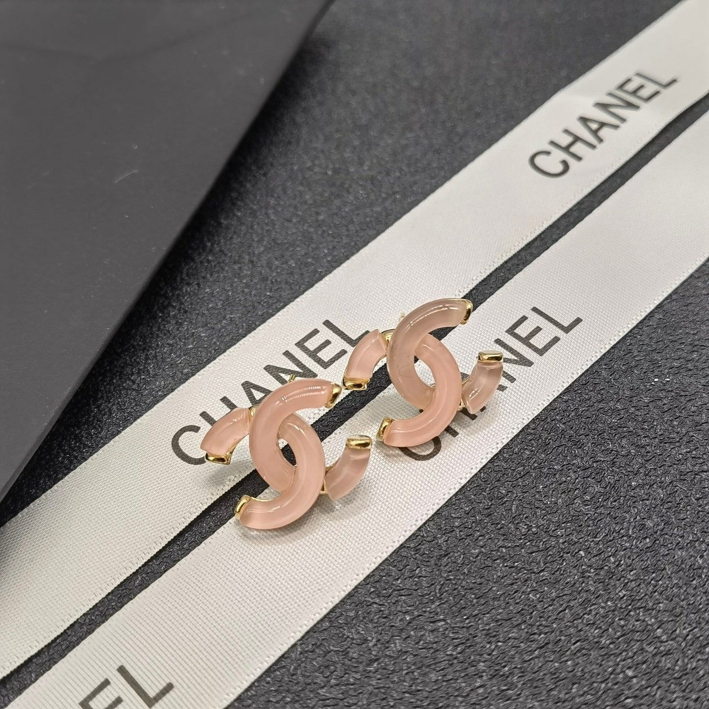 Vintage Alphabet-Ohrstecker aus Harz