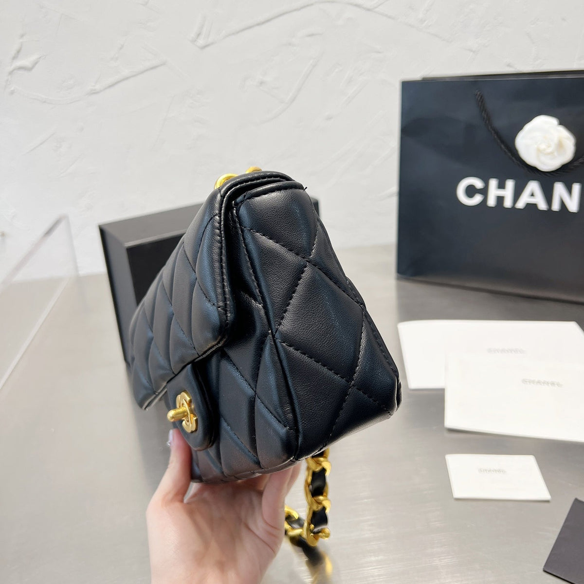 Mini-Umhängetasche mit Kette