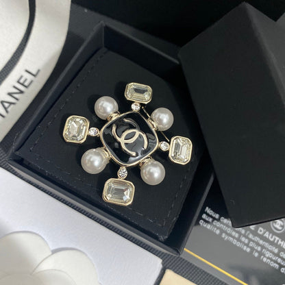 Elegante Edelstein- und Perlenbrosche