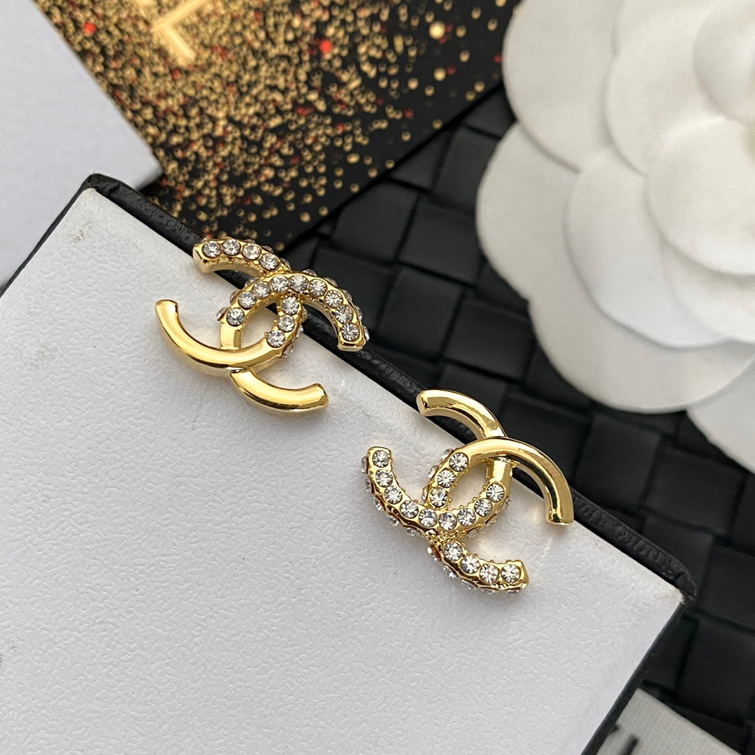 Mode Halb-Strass Ohrringe mit Nahtdetail