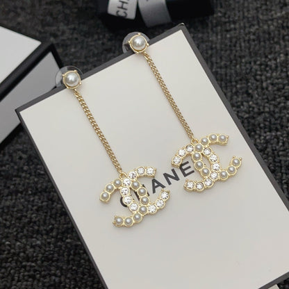 Ohrringe mit Diamanten und Perlen