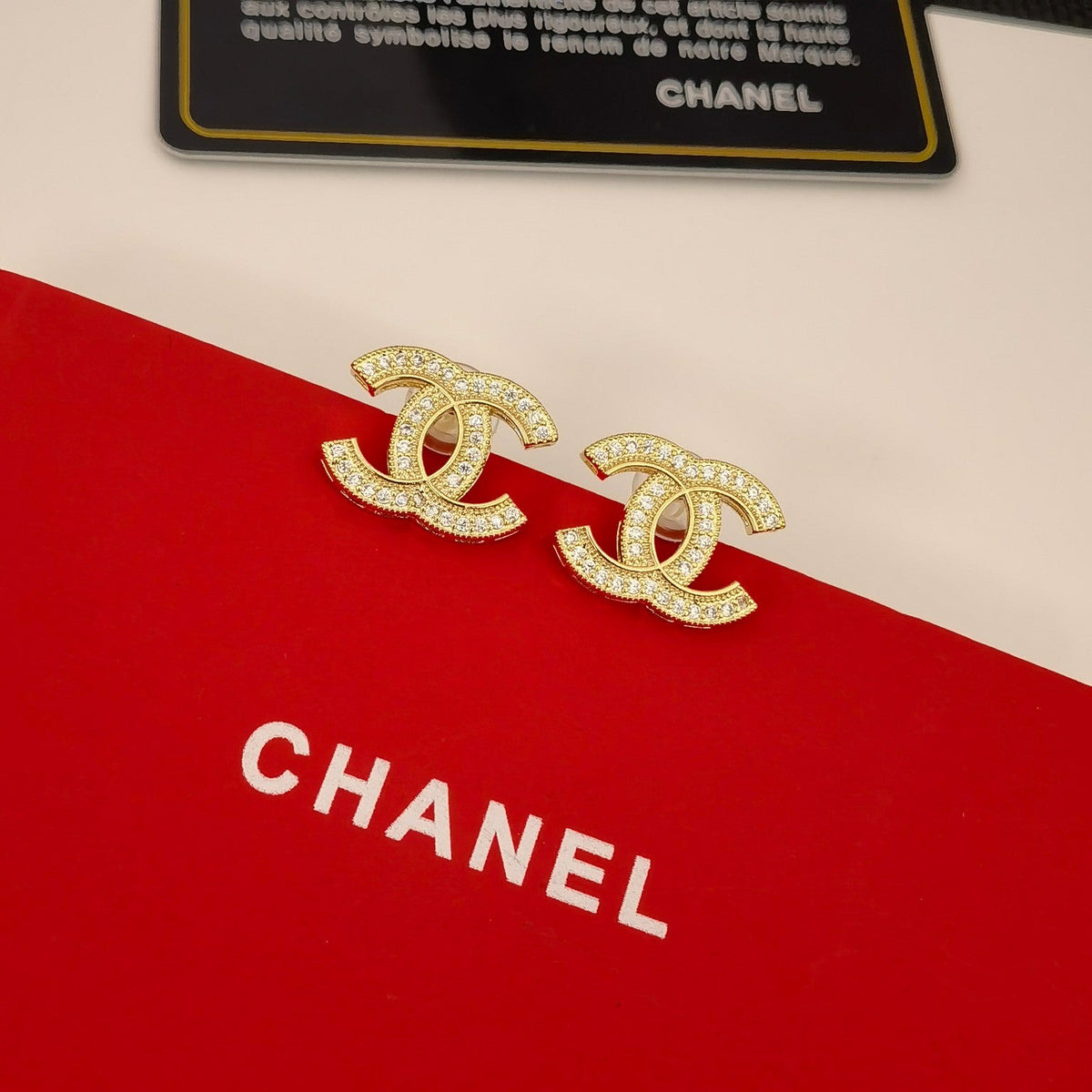 Elegante Logo-Ohrringe aus Silber und Gold