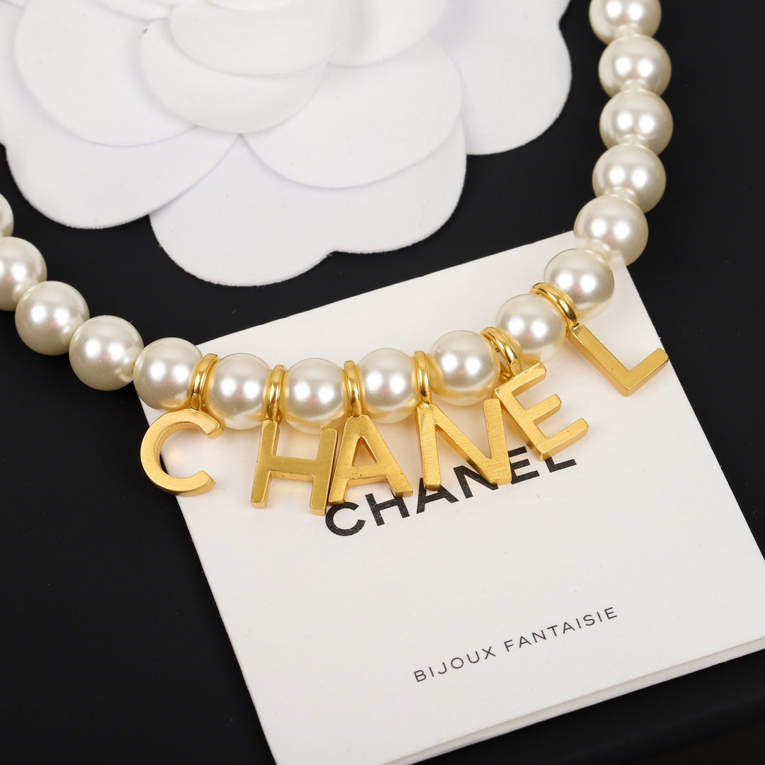 Perlenkette mit Buchstabendesign