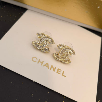 Elegante und klassische Logo-Ohrringe für Damen