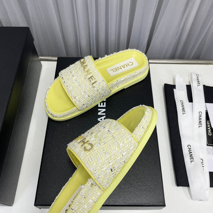 Trendige klassische flache Sandalen