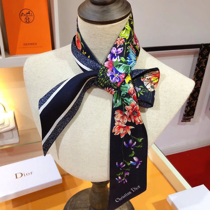 Seidenschal mit schrägem Kantenabschluss, Blumenmuster und doppellagigem Band