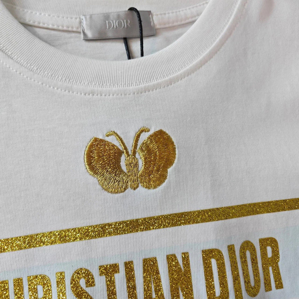 Goldfarbenes T-Shirt mit gesticktem Schmetterlingslogo