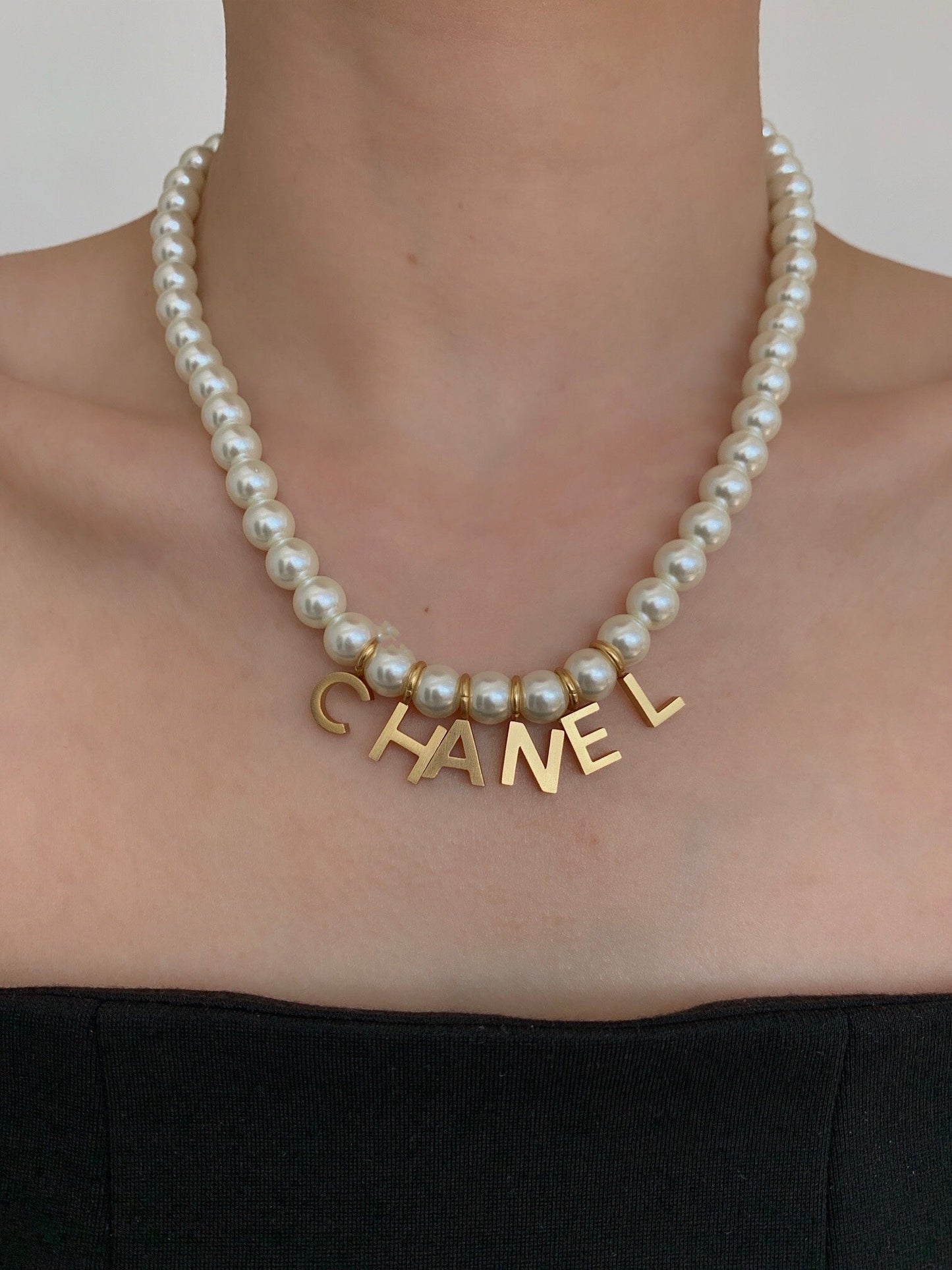Perlenkette mit Buchstabendesign