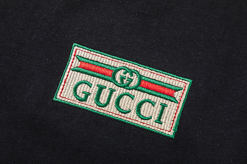 Klassisches besticktes T-Shirt