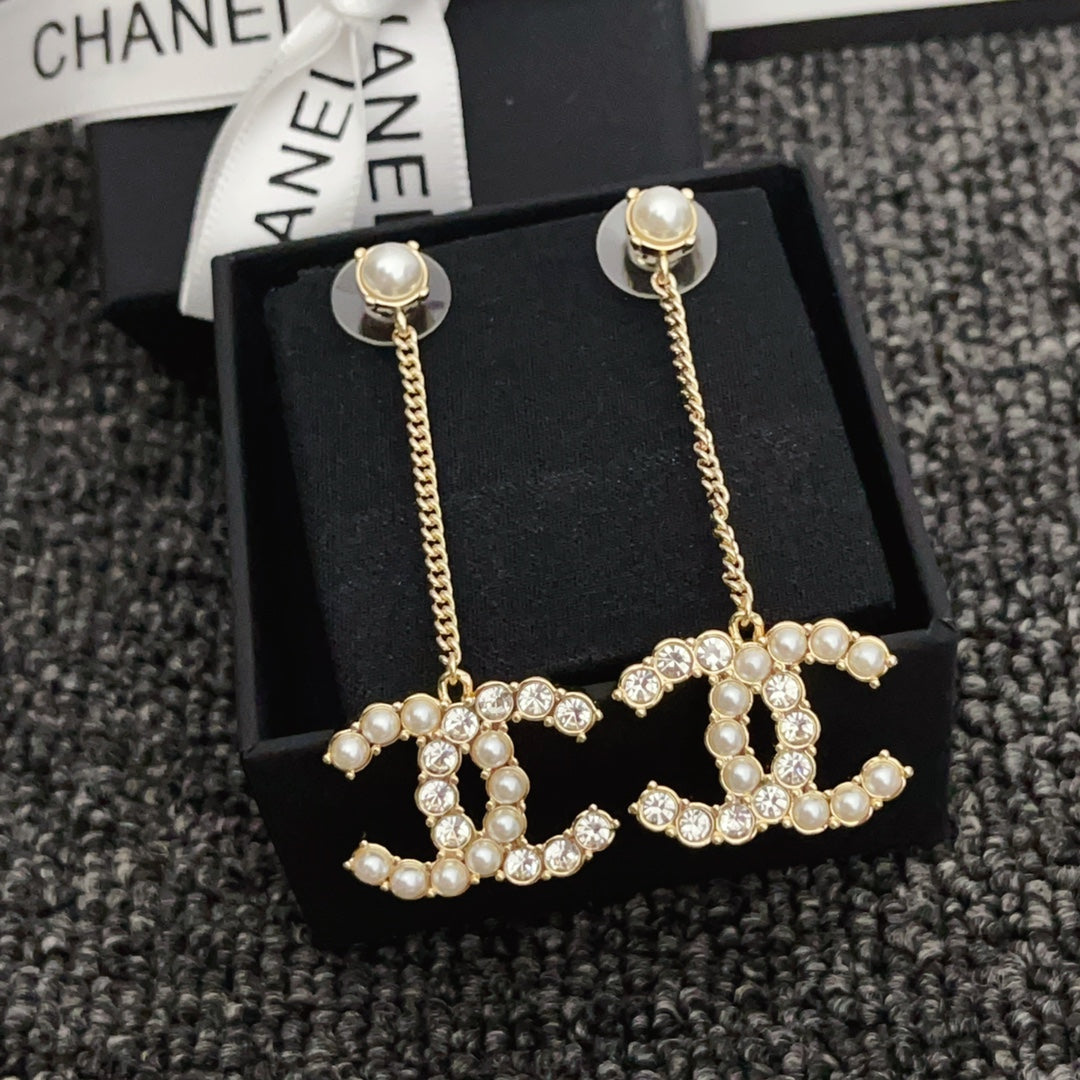 Ohrringe mit Diamanten und Perlen