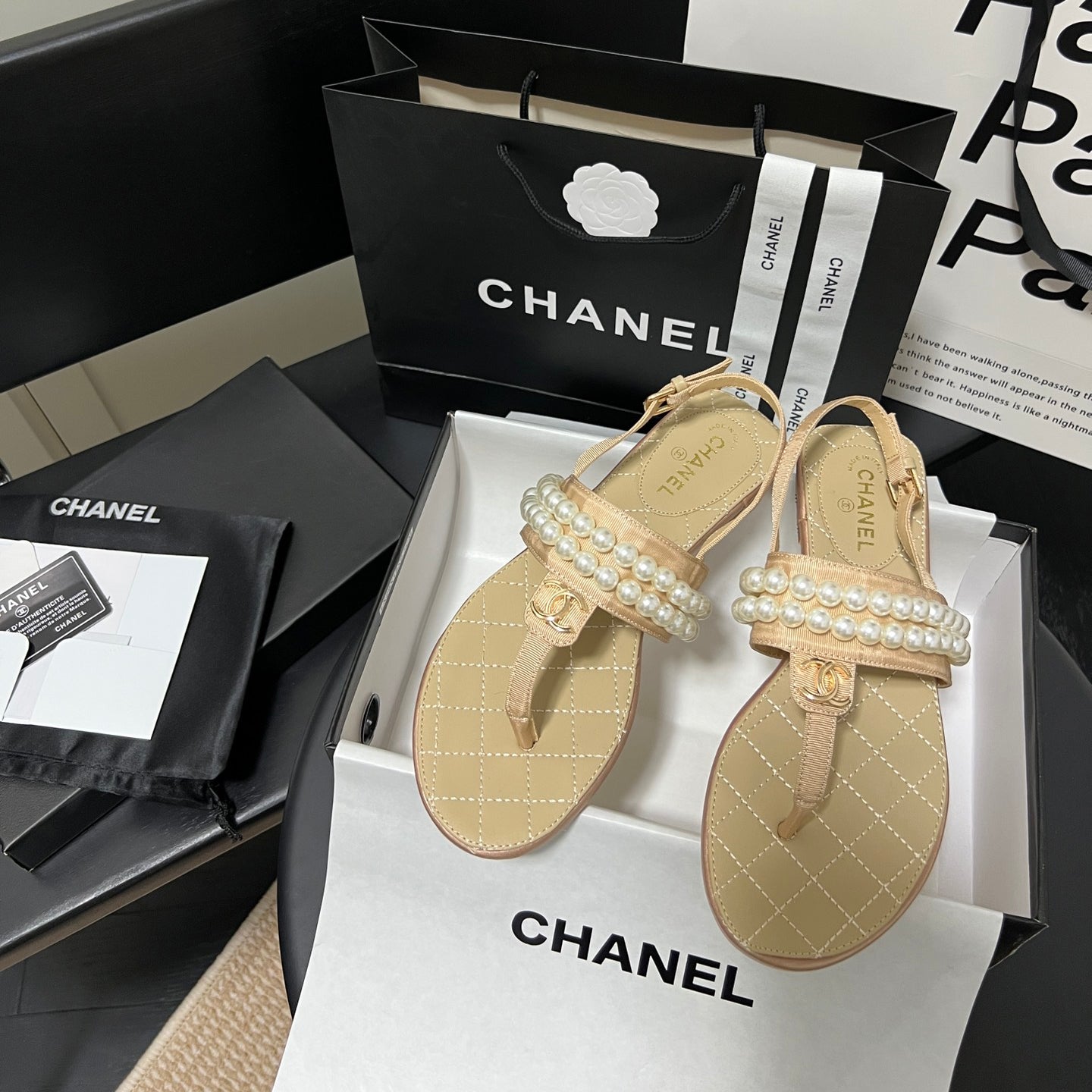 Modische Perlen-Flip-Flops-Sandalen