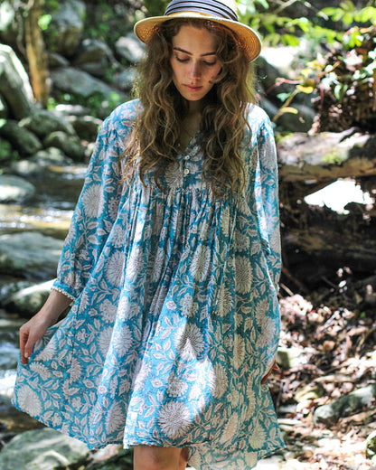 Hawa kurzes Kleid mit Sonnenblumenmuster auf Hellblau