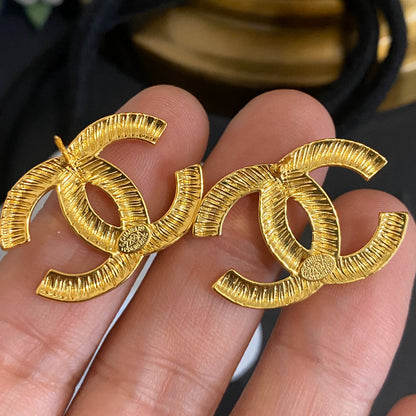 Premium Ohrstecker mit Textur