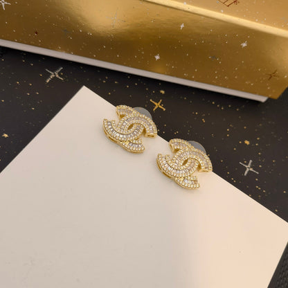 Elegante und klassische Logo-Ohrringe für Damen