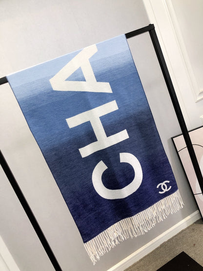 Schal mit großem Logo und Farbverlauf
