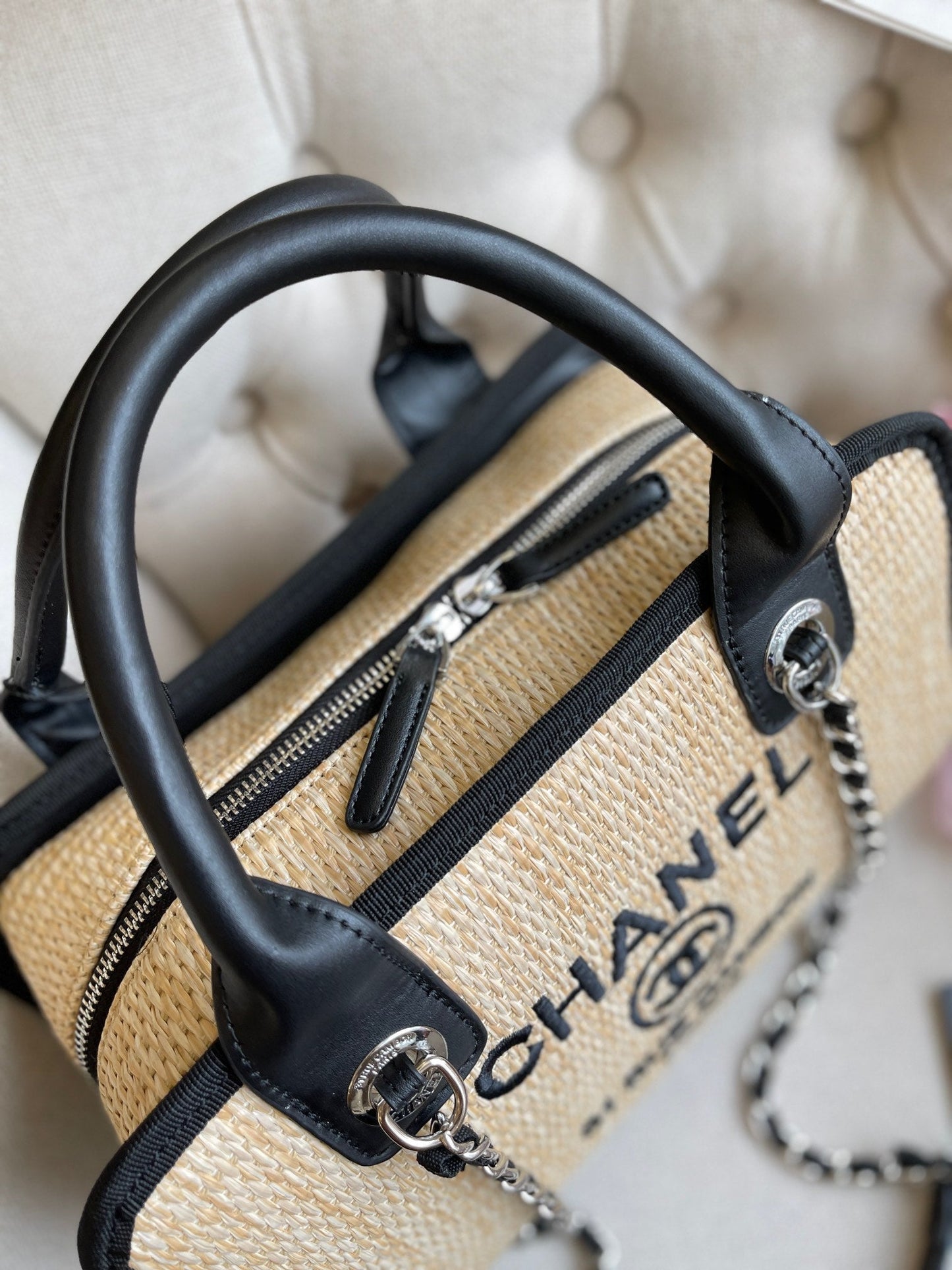 Bestickte gewebte Tragetasche mit Kette
