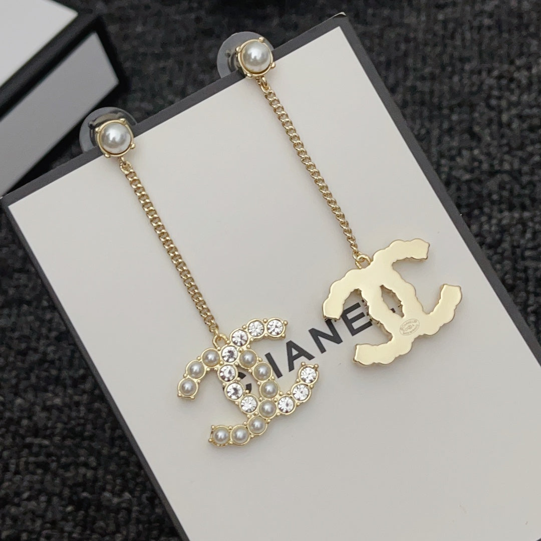Ohrringe mit Diamanten und Perlen
