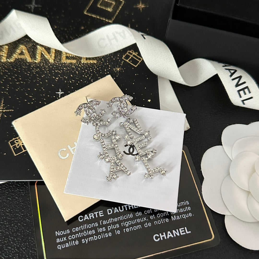 Ohrhänger mit Diamanten und Buchstabensignatur