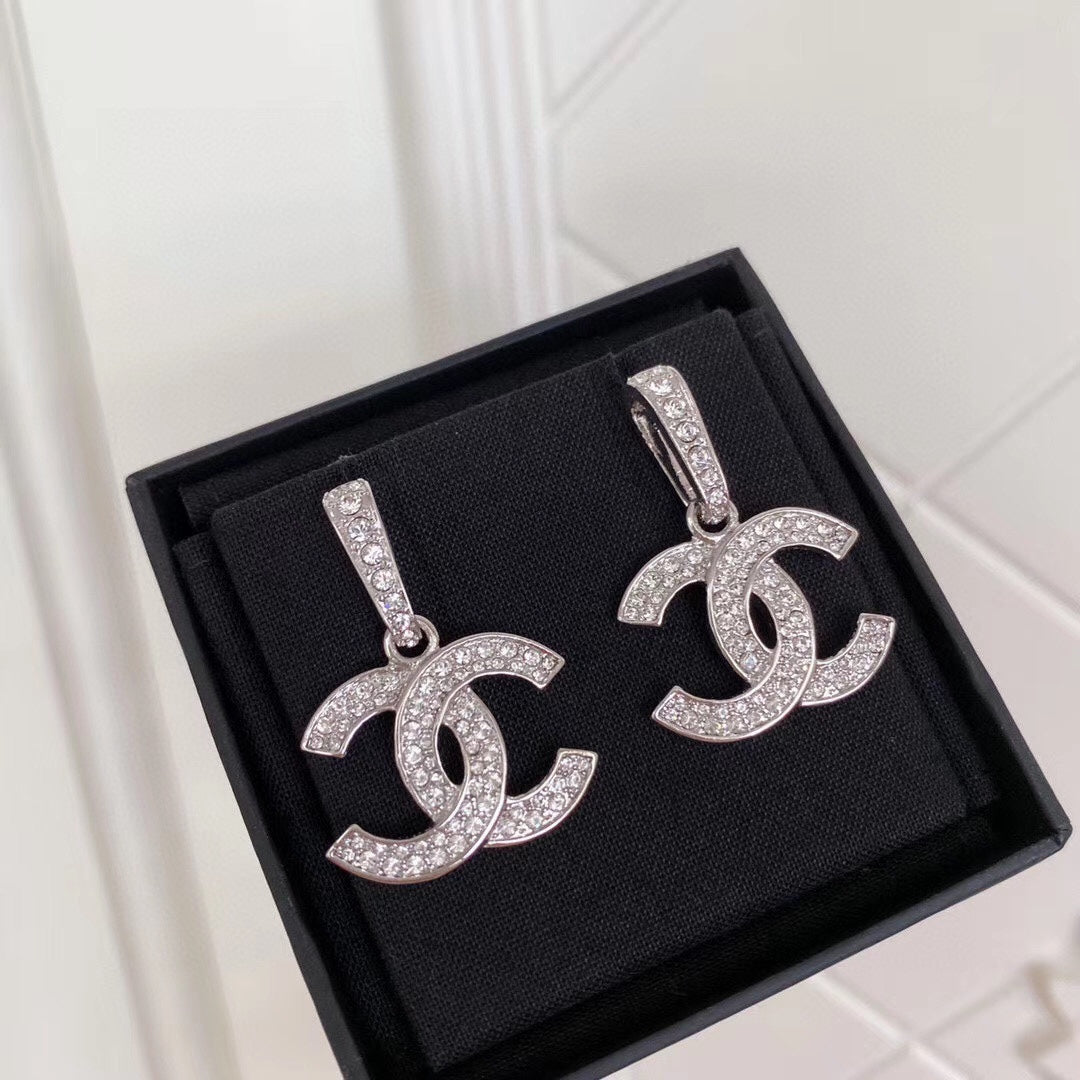 Ohrringe mit Diamant-Signatur-Besatz
