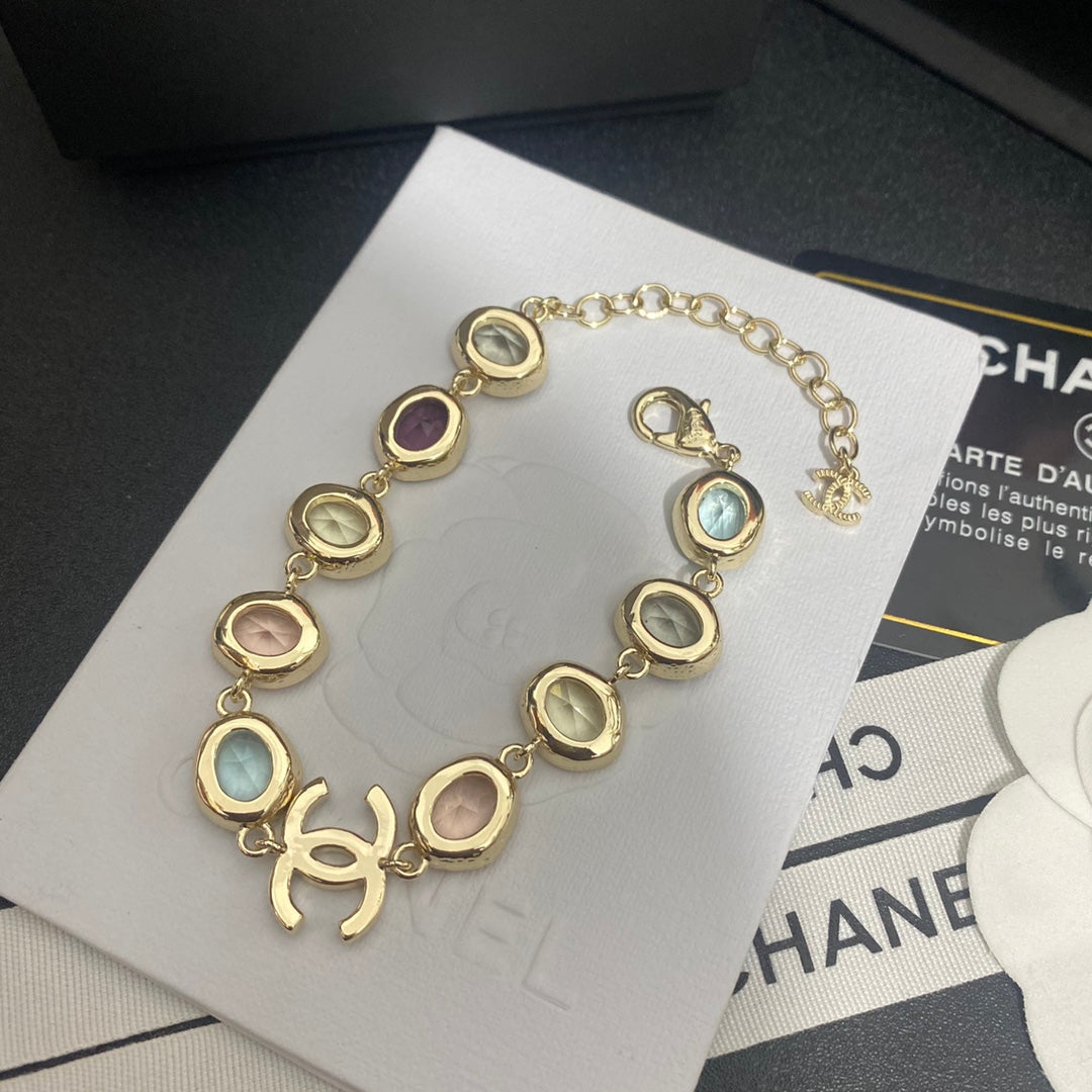 Armband mit farbigen Glasperlen