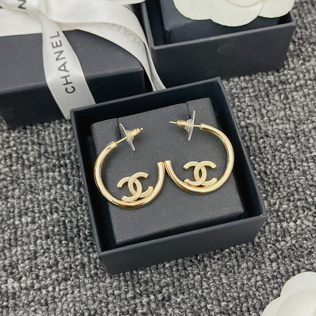 Premium Goldene Halbreifenohrringe