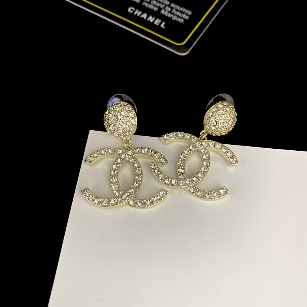Glänzende Ohrringe mit vollbesetztem Diamant-Logo