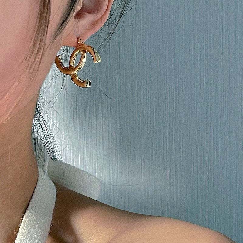 Elegante Ohrringe mit Diamant-Gold-Logo