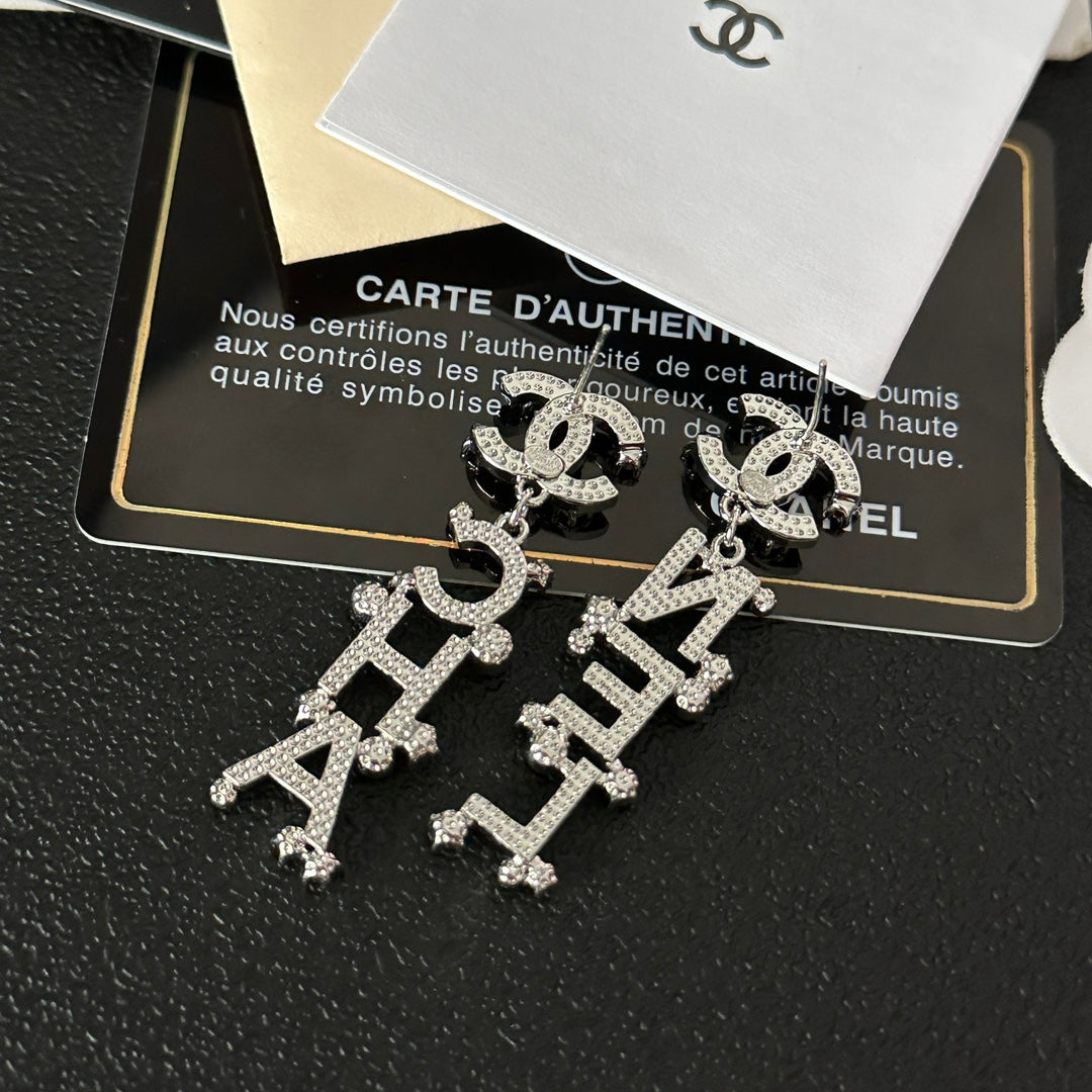 Ohrhänger mit Diamanten und Buchstabensignatur