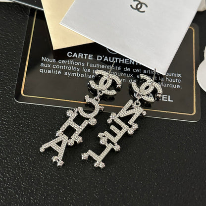 Ohrhänger mit Diamanten und Buchstabensignatur