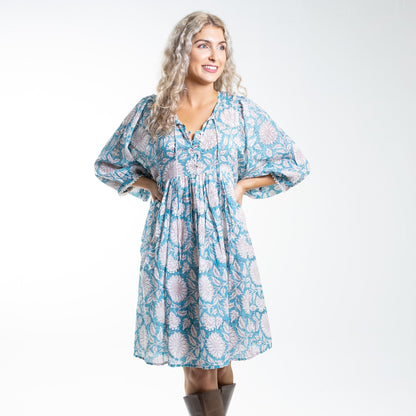 Hawa kurzes Kleid mit Sonnenblumenmuster auf Hellblau