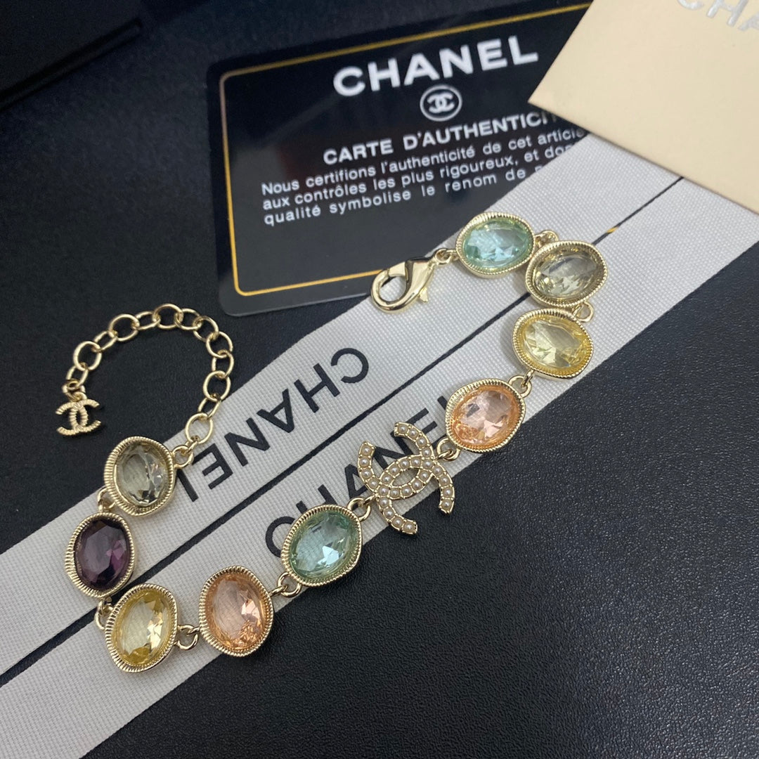 Armband mit farbigen Glasperlen