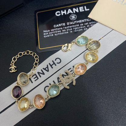 Armband mit farbigen Glasperlen