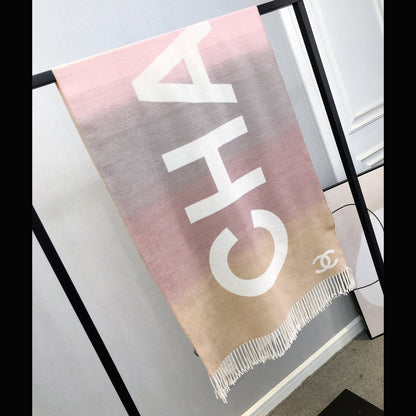 Schal mit großem Logo und Farbverlauf