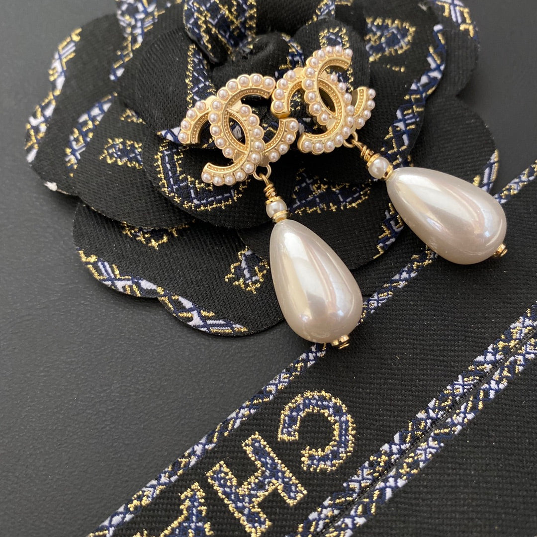 Elegante Perlen-Tropfen-Ohrringe mit Buchstaben