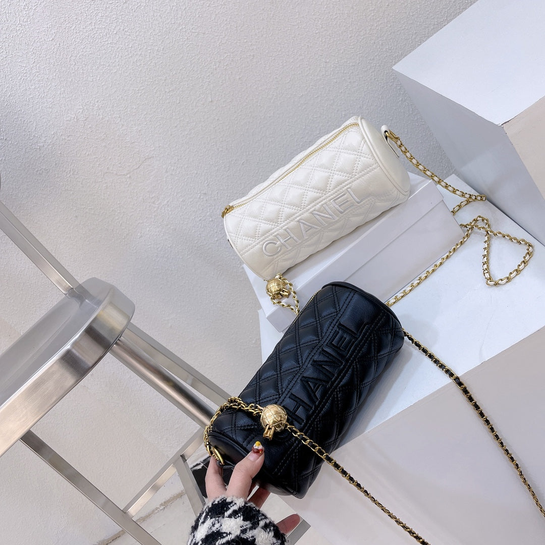 Bestickte Zylinder-Kettenhandtasche