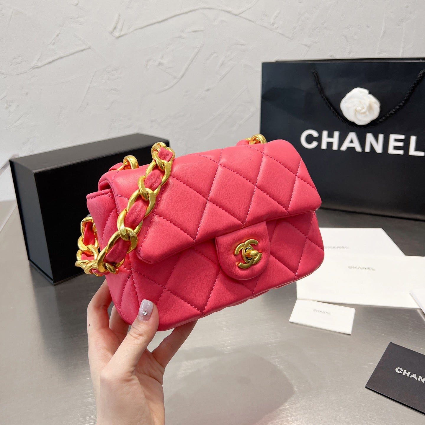Mini-Umhängetasche mit Kette