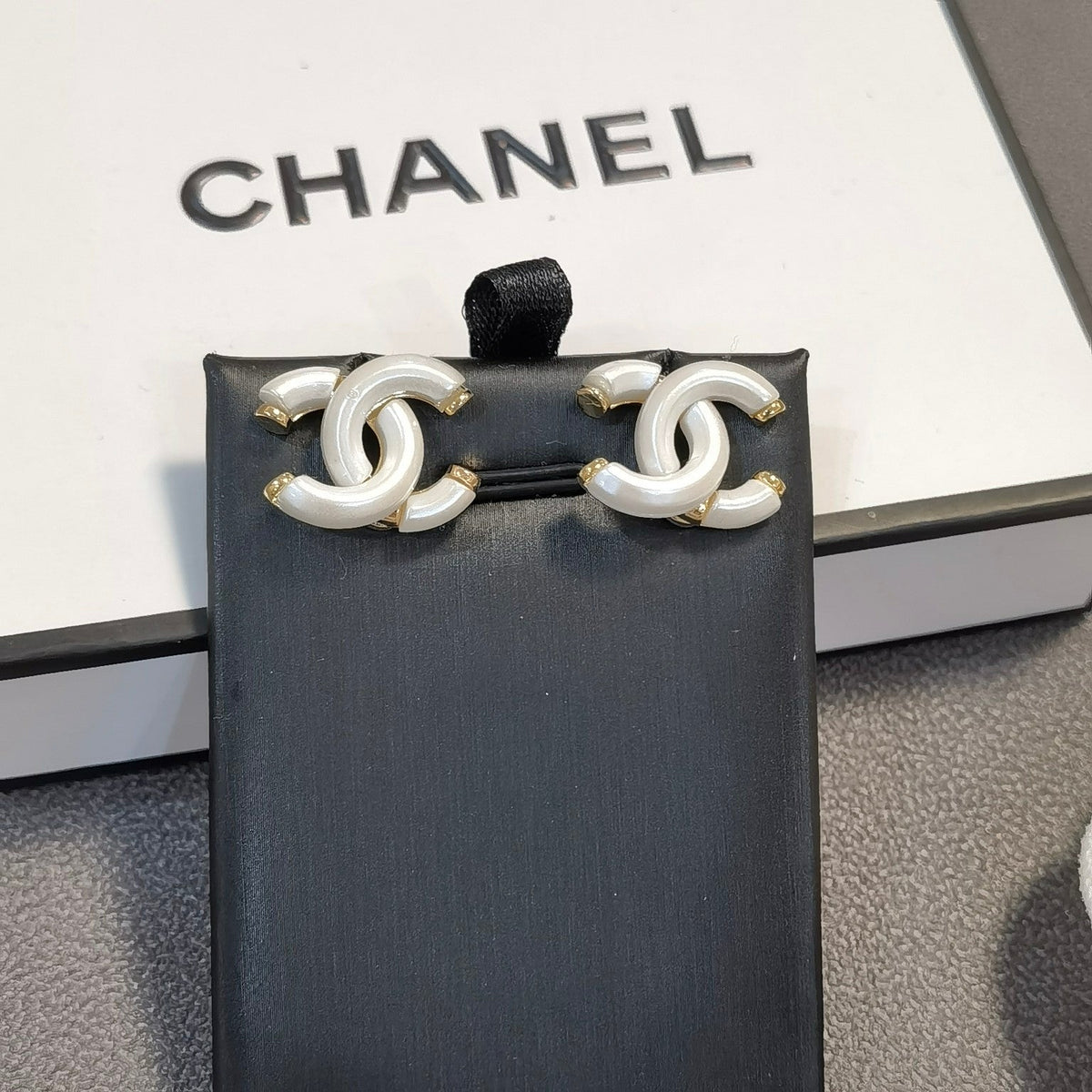 Doppel C weiße Ohrstecker