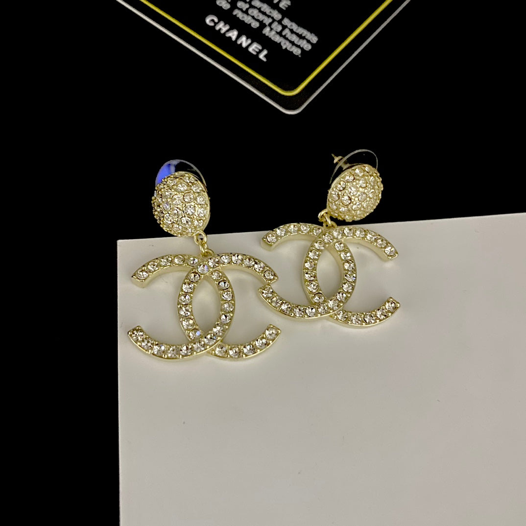 Glänzende Ohrringe mit vollbesetztem Diamant-Logo