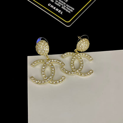 Glänzende Ohrringe mit vollbesetztem Diamant-Logo