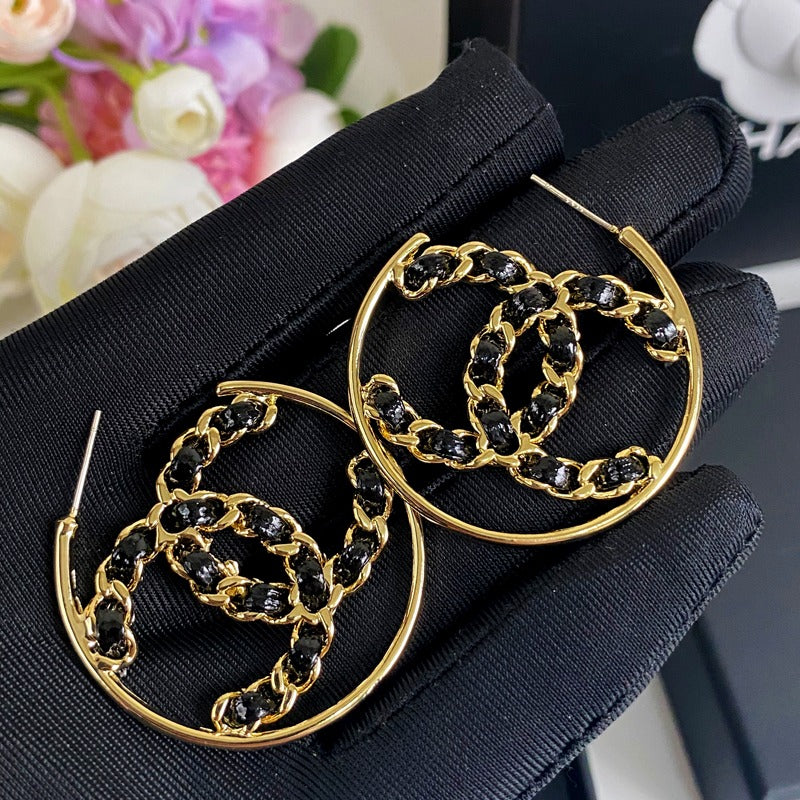 Schwarzgoldene Ohrringe aus Leder