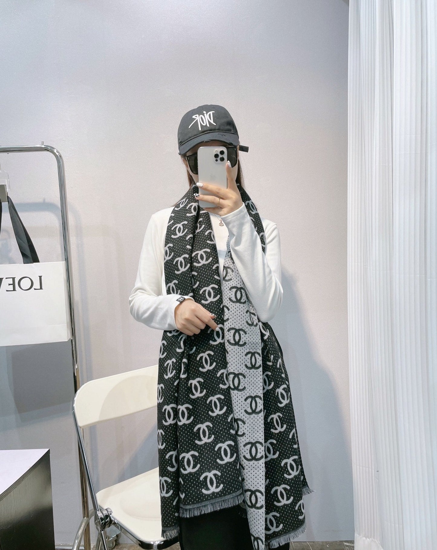 Temperament Logo Jacquard Schal mit kleiner fransiger Kante