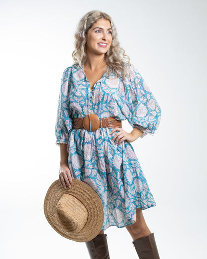 Hawa kurzes Kleid mit Sonnenblumenmuster auf Hellblau
