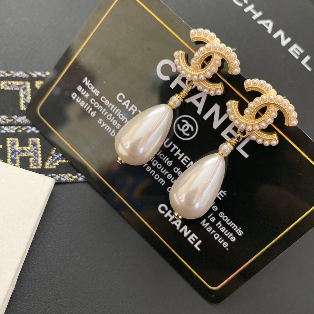 Elegante Perlen-Tropfen-Ohrringe mit Buchstaben