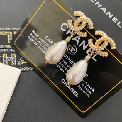 Elegante Perlen-Tropfen-Ohrringe mit Buchstaben
