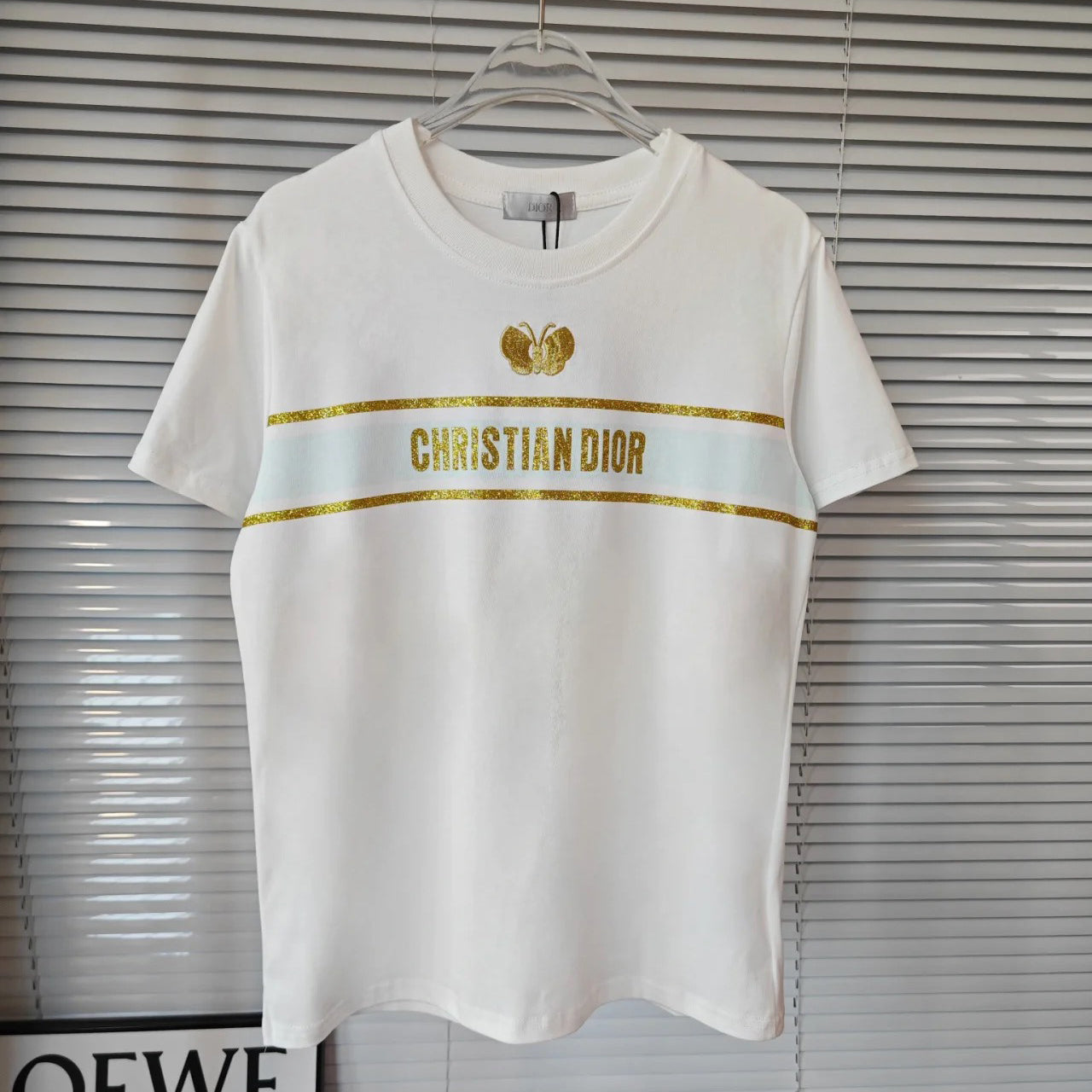 Goldfarbenes T-Shirt mit gesticktem Schmetterlingslogo