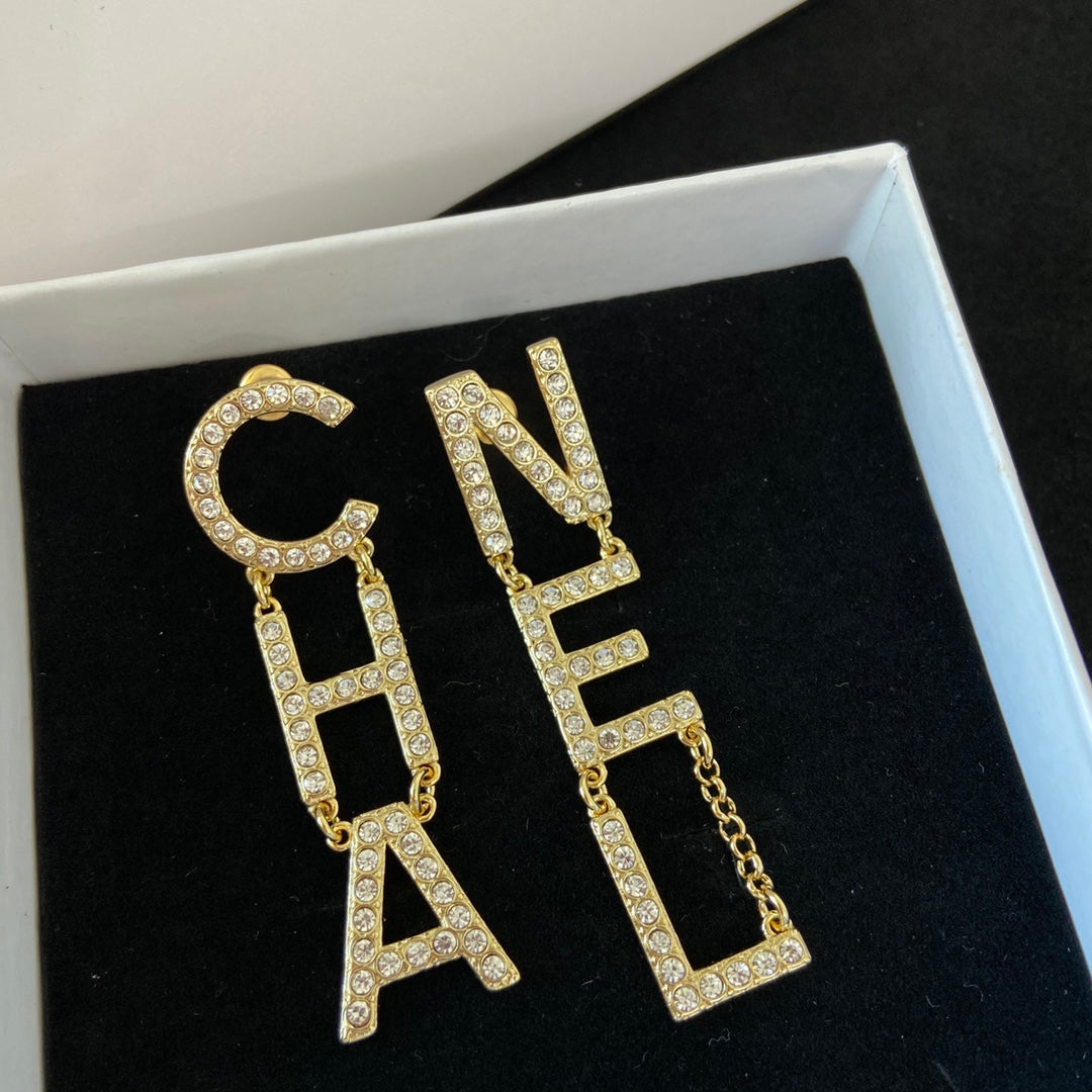 Temperamentvolle Diamant-Buchstabenohrringe