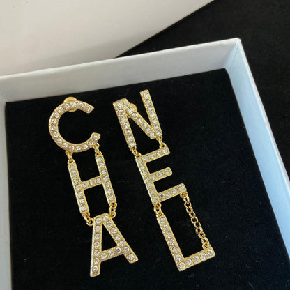Temperamentvolle Diamant-Buchstabenohrringe